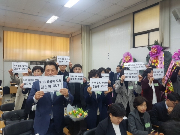 김순례 국회의원 축사 시간에 기립해 항의하고 있는 전라도 대의원들