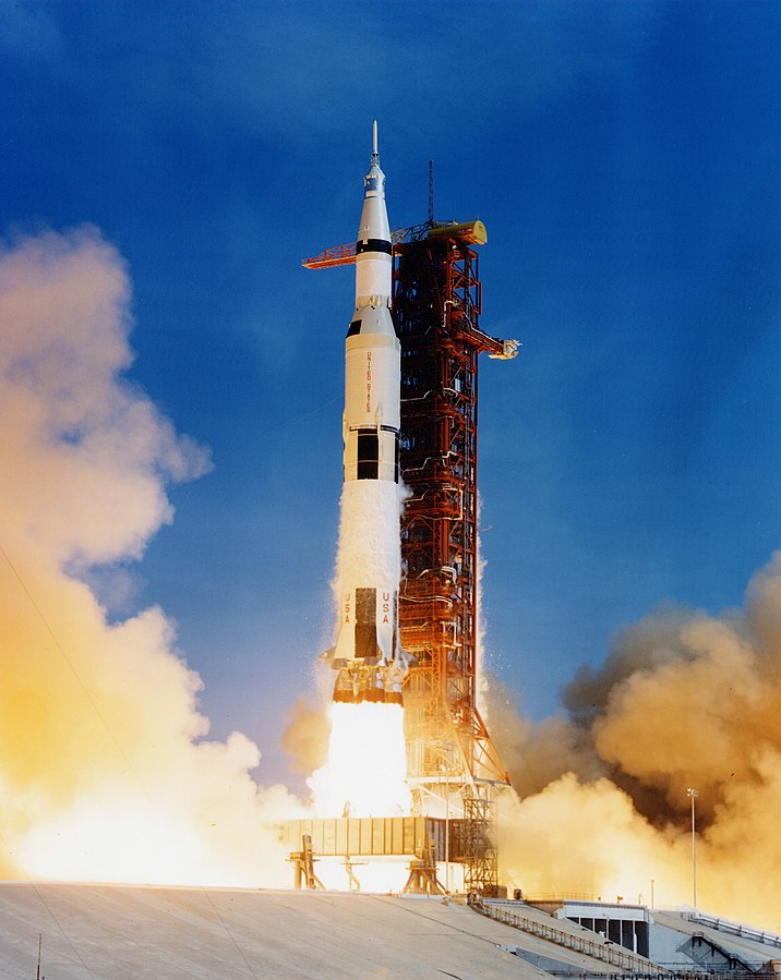1969년 7월 16일 오전 9시 32분(동부 표준시) 케네디 우주 센터의 발사 단지 39A에서 우주비행사 닐 A. 암스트롱, 마이클 콜린스, 에드윈 E. 올드린 주니어와 함께 아폴로 11호 새턴 V 우주선이 이륙했다.(위키 백과 캡처)