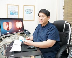 foto.  Byun Jae Sang, diretor do hospital