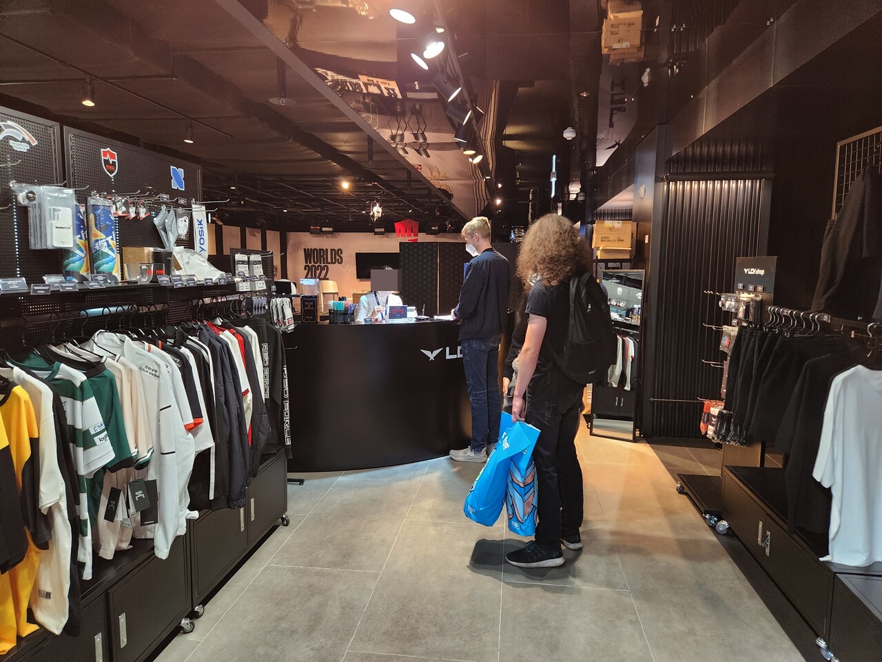 서울 종로구 그랑서울에 위치한 LCK 오프라인 매장에서 해외 관광객들이 롤게임단 관련 제품을 구매하고 있다.