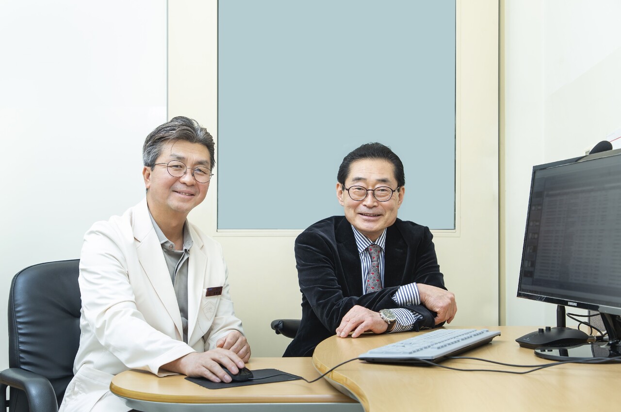 (왼쪽)정병창 삼성서울병원 비뇨의학과 교수, 이인섭 화가