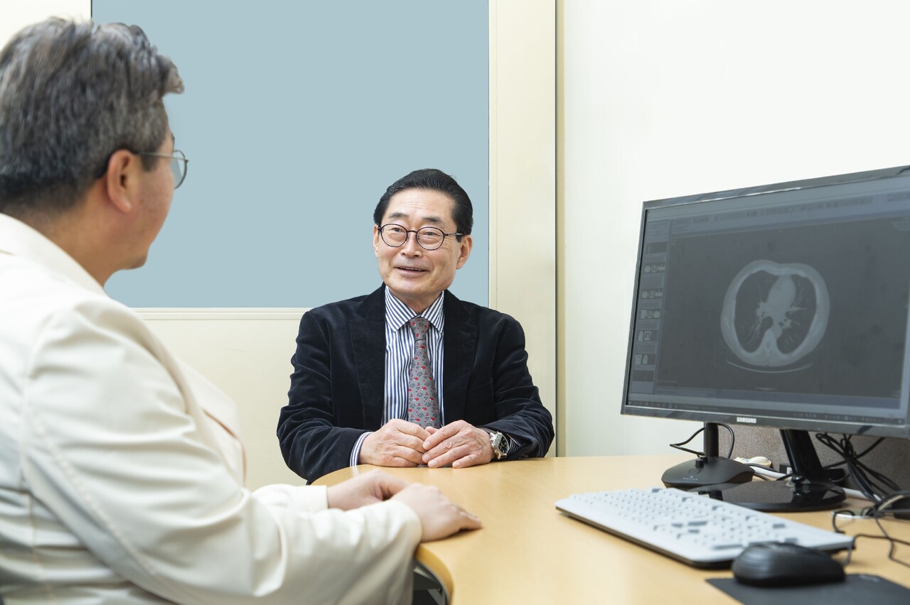 (사진 오른쪽)이인섭 씨가 정병창 교수와 진료를 보고 있다.