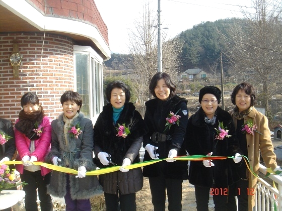 쉼터 개소식(사진 왼쪽에서 세번째가 곽점순 회장)