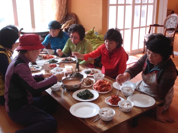 쉼터에서 한유총회 회원들이 식사하는 장면