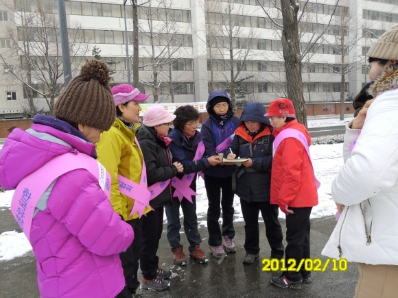 유방암 재건 수술 보험 적용을 위해 서명운동을 하는 장면