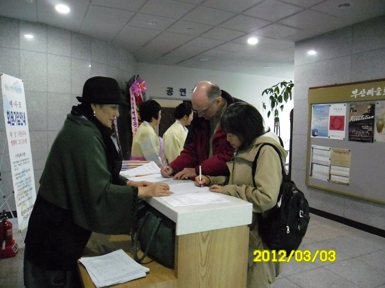 유방암 재건 수술 보험 적용을 위해 서명운동을 하는 장면