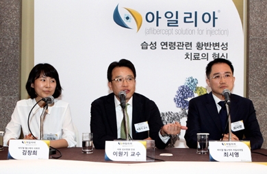 2013년 7월 서울 플라자호텔에서 열린 아일리아 출시 기념 기자간담회(사진 왼쪽에서 두 번째가 이원기 교수.)