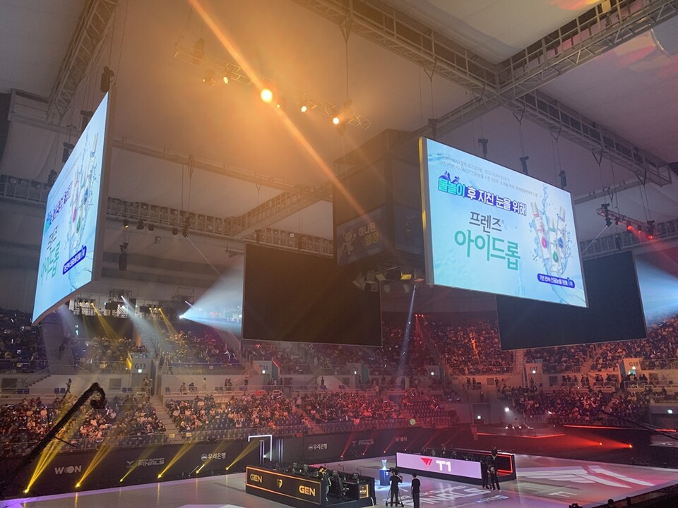 사진. 2022 LCK 서머 결승전 경기장의 중계 스크린에서 상영된 프렌즈 아이드롭 광고 (자료=JW중외제약)