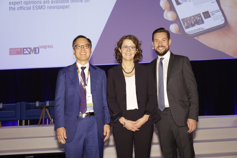 사진. ESMO 공식 홈페이지, (제일 왼쪽)조병철 연세암병원 폐암센터 교수와 조피아 피오트로스카 미국 매사추세츠 종합병원/하버드 의과대학 교수