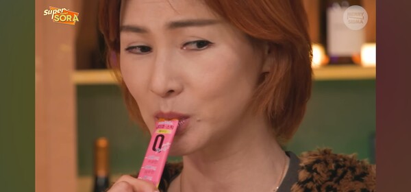 이소라의 유튜브 채널 '슈퍼마켙 소라' "신동엽과 이소라 드디어 만나는 순간" 영상에 레디큐 제품이 노출된 장면.