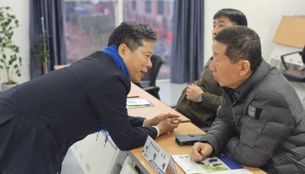2일 서영석 의원이 신흥동과 오정동 주민을 만나고 있다(공식 페이스북 캡처)