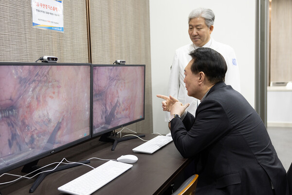 윤석열 대통령이 무안경 3D 수술교육을 체험하고 있다 (사진제공 대통령실)