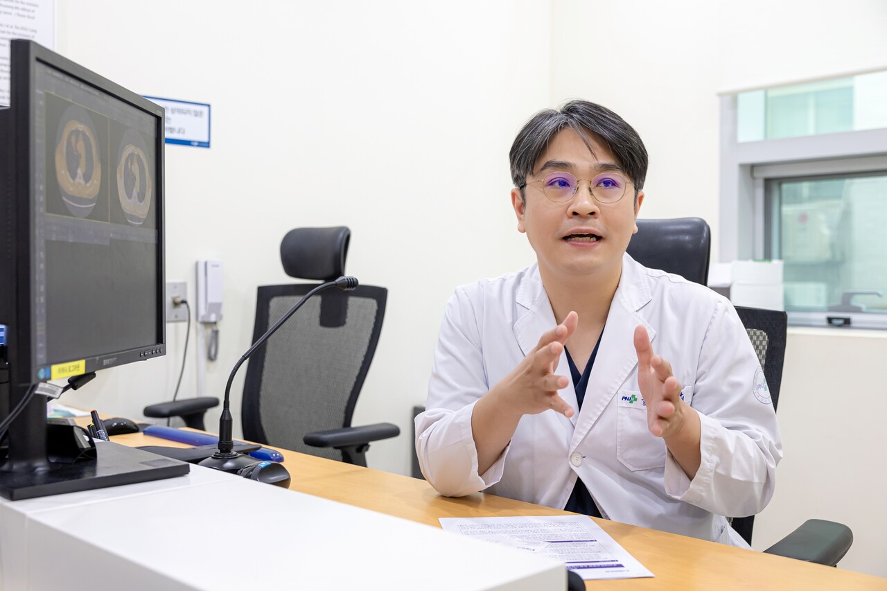 엄중섭 교수가 텝메코 사용 이후 줄어든 종양 크기를 설명하고 있다.