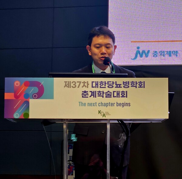 ▲ 순천향대부천병원 내분비내과 최덕현 교수가 “ Is there a better treatment option for diabetes patients with dyslipidemia” 주제 강연을 맡아 리바로젯의 임상 근거를 중심으로 이상지질혈증 치료의 최신 지견을 소개하고 있다. @팜뉴스