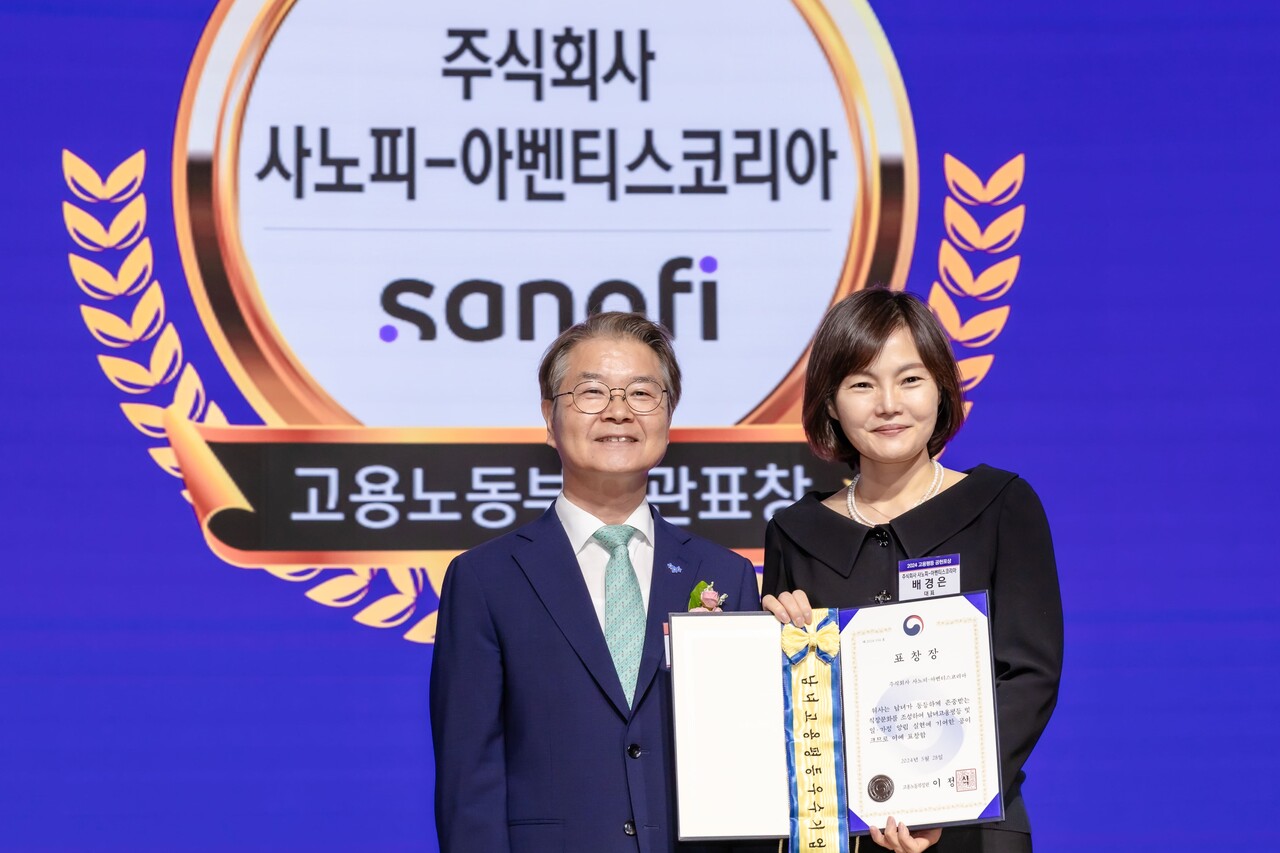(사진 오른쪽) 배경은 사노피 한국법인 대표가 남녀고용평등 분야 우수기업 장관상을 수상하고 있다.
