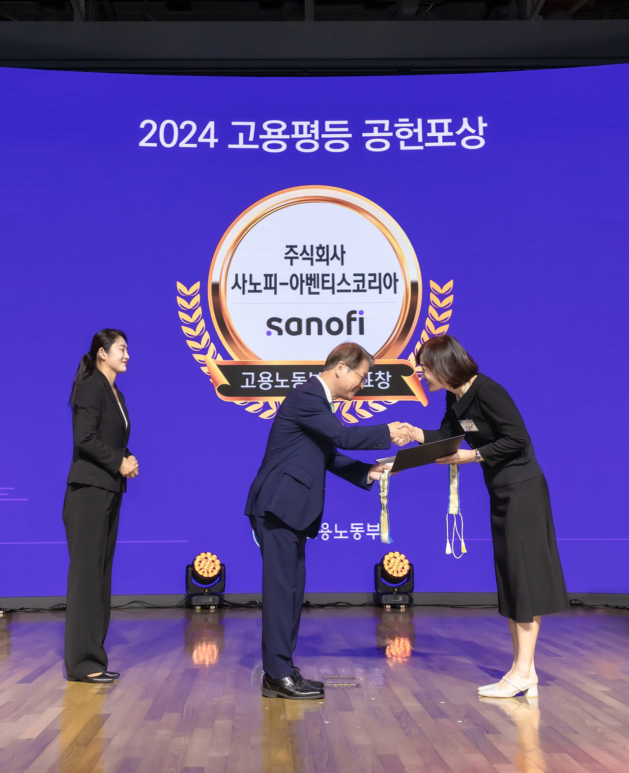(사진 오른쪽) 배경은 사노피 한국법인 대표가 남녀고용평등 분야 우수기업 장관상을 수상하고 있다.