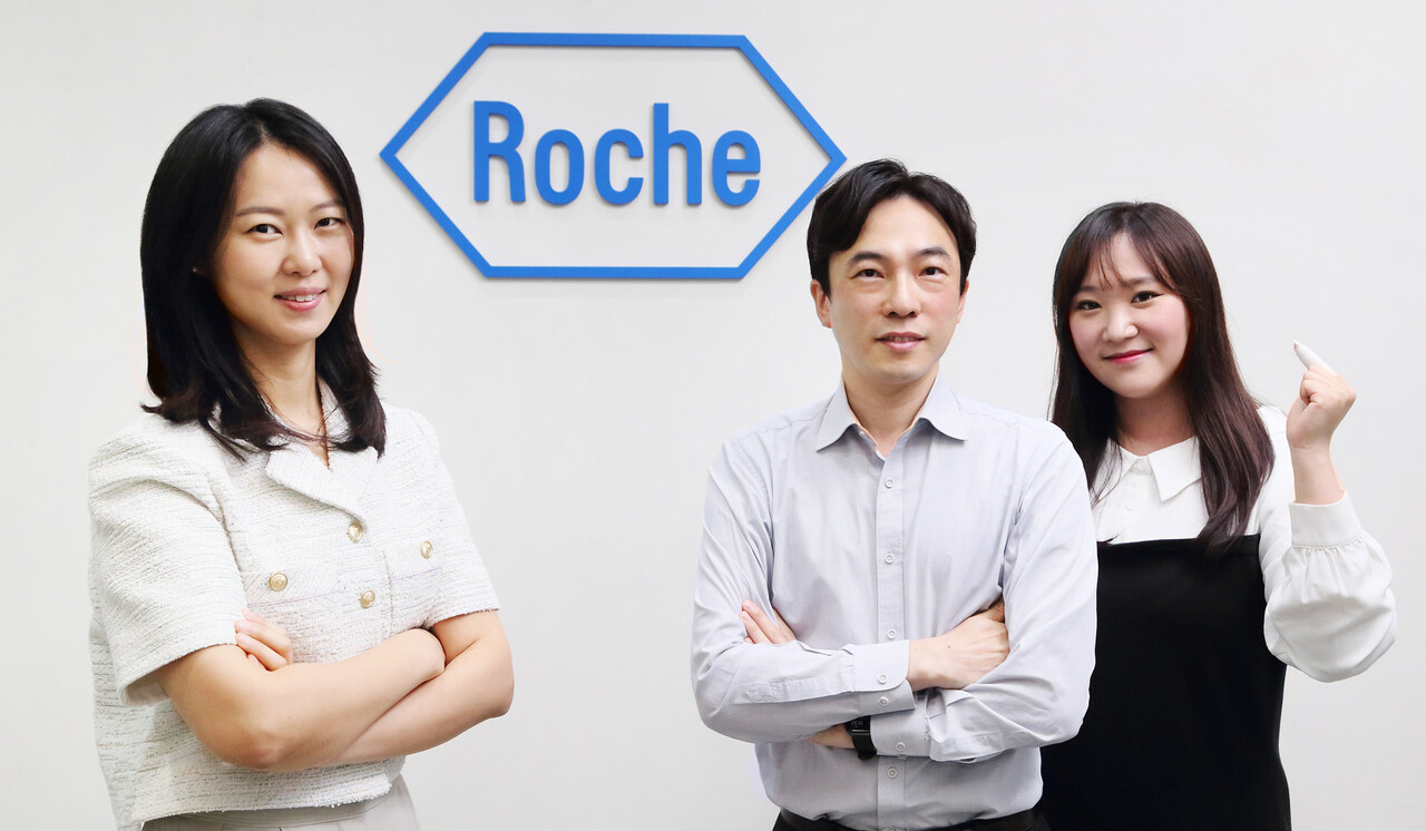 (사진 왼쪽부터)한국로슈 안과사업부 김지연 리드, 신운호 파트너, 한예린 파트너가 팜뉴스와 인터뷰에서 포즈를 취하고 있다.