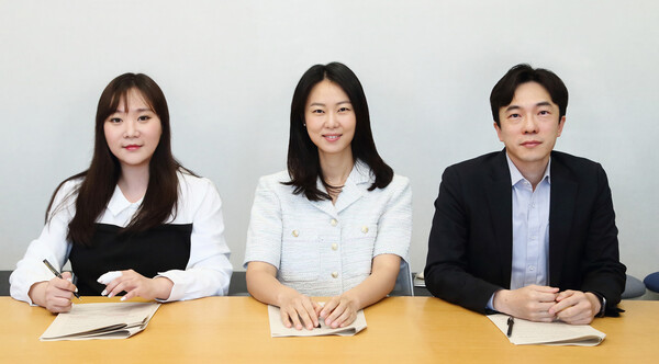 (사진 왼쪽부터)한국로슈 안과사업부 김지연 리드, 신운호 파트너, 한예린 파트너가 팜뉴스와 인터뷰에서 포즈를 취하고 있다.
