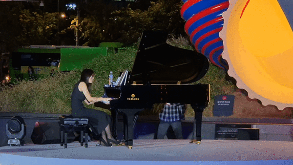 이푸름 피아니스트가 하울의 움직이는 성을 연주 중이다.