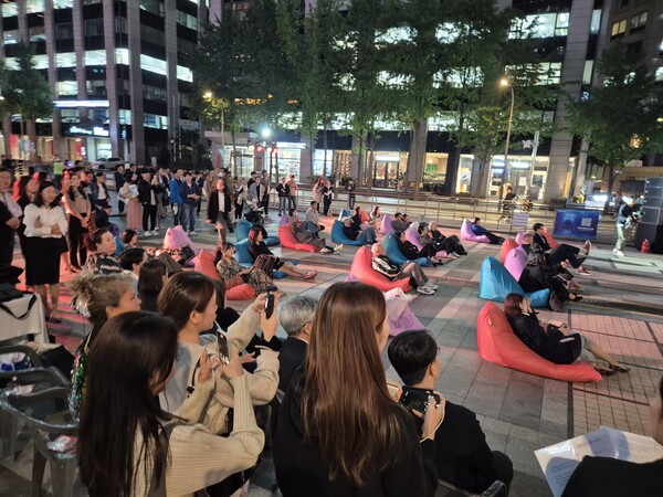 시민들이 연주를 감상 중이다.