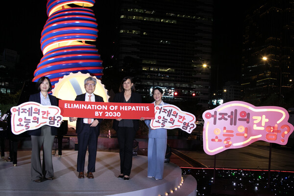 점등식에 참석한 김성은 대한간학회 홍보이사, 김윤준 대한간학회 이사장, Janet 길리어드 사이언스 SVP, 최재연 길리어드 사이언스 코리아 대표(사진 맨 왼쪽에서 오른쪽 방향으로)