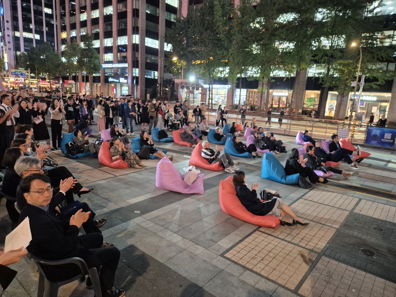 4일 저녁 서울 광화문 청계광장에서 간염 퇴치를 희망하는 '라이트업' 캠페인 현장 