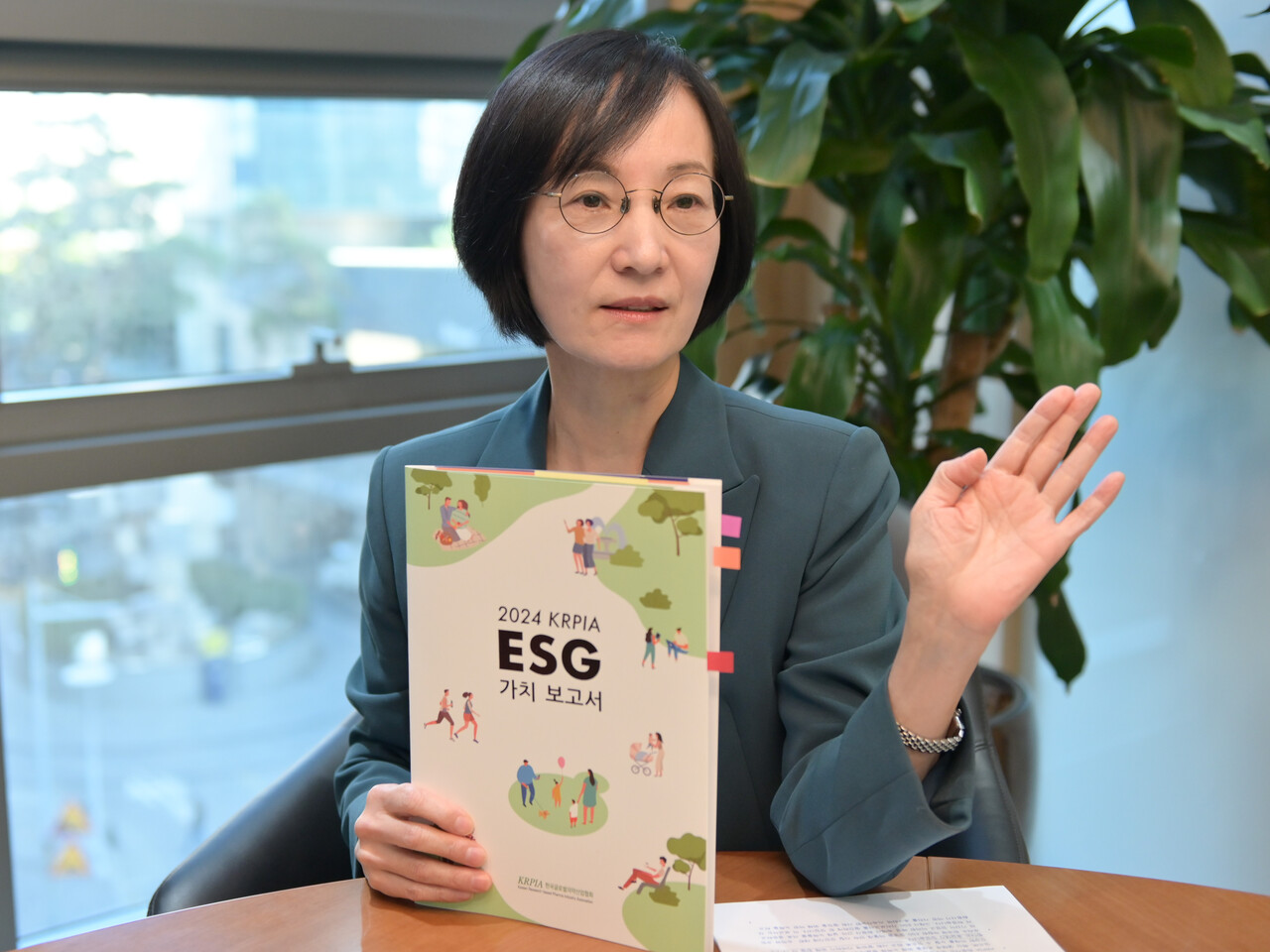 이영신 KRPIA 부회장인 ESG 가치보고서를 설명하고 있다.