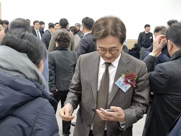 대한약사회 원희목 자문위원이 인사를 나누고 있다.