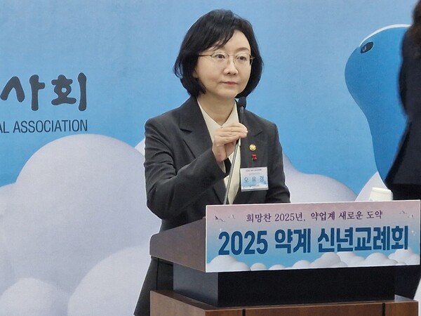 식품의약품안전처 오유경 처장이 축사를 전하고 있다.