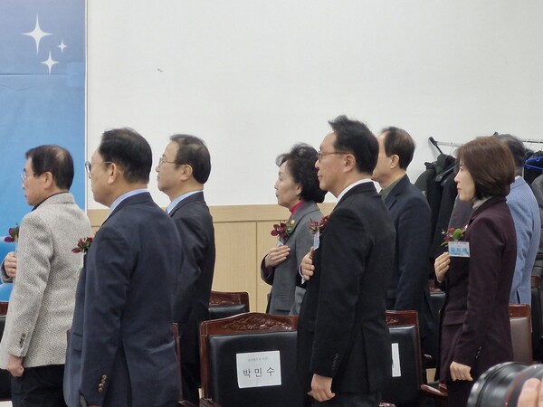 약업계 주요 내빈들이 국민의례를 하고 있다.