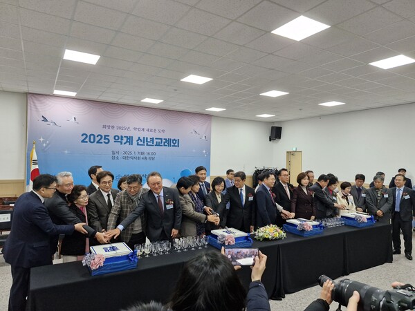 약업계 주요 내빈들이 케잌 커팅식을 진행하고 있다.