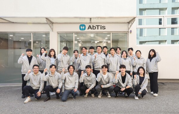 사진. 앱티스 한태동 대표 및 임직원들