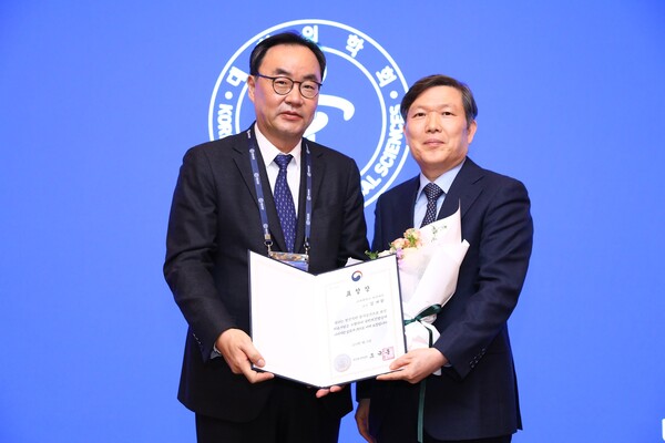 사진. (왼쪽부터) 이진우 대한의학회장(대리 수여), 마취통증의학과 김재환 교수