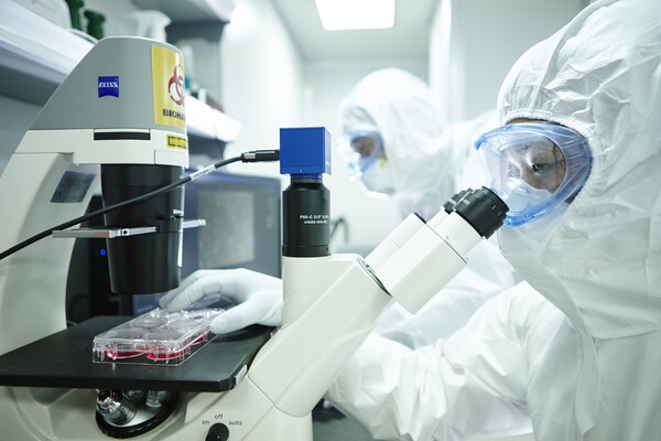 사진. 백신혁신센터는 다음 팬데믹에 대비하기 위한 효과적이고 안전한 백신개발을 목표로 삼고 있다. 관련 연구에 몰두하고 있는 백신혁신센터 연구진 모습