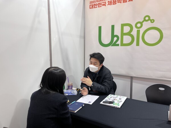 상담을 진행 중인 최시훈 팀장