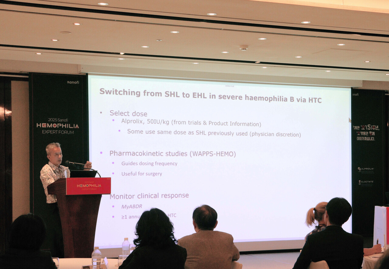 휴엔 호주 알프레드 병원 혈우병 치료 센터장이 사노피 혈우병 전문가 포럼에서 발표 중이다.