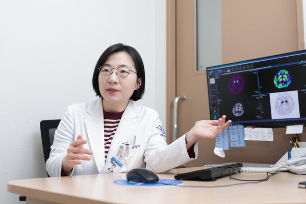 사진. 유달라 교수가 파킨슨병에 대해 설명하고 있다.