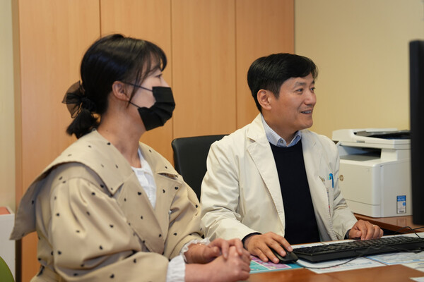 사진. 주지현 교수가 CAR-T 세포치료제를 투여받은 전신성 홍반 루푸스 환자의 치료 경과를 4월 14일 외래진료에서 설명하고 있다. 