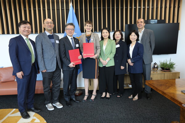 사진. 국제암연구소 MOA 연장체결 단체사진(왼쪽에서 세번째 국립암센터 양한광 원장)