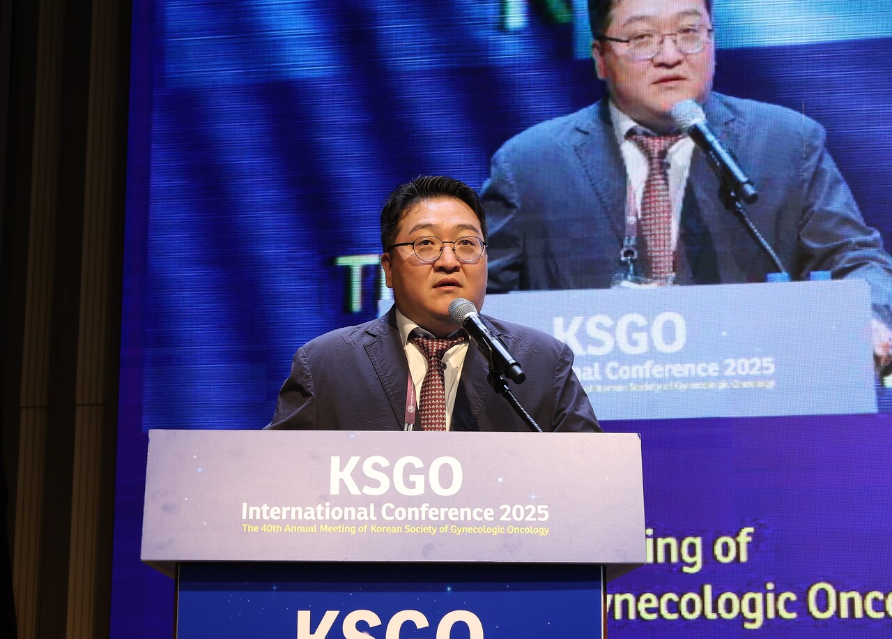 김희승 서울대병원 산부인과 교수가 KSGO 2025에서 젬퍼리 관련 발표를 하고 있다. 사진 제공: KSGO