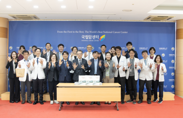 사진. 국립암센터 25년사 발간 출판기념회를 기념해  사진을 촬영하고 있다.