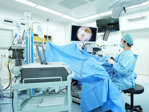  사진. 리줌 시술 중인 안현규 교수