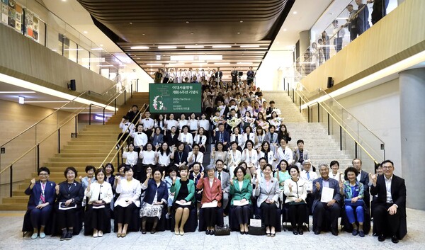 사진. 이대서울병원 개원 6주년 기념식을 맞아 병원 관계자 및 외빈들이 함께 기념촬영을 하고 있다.