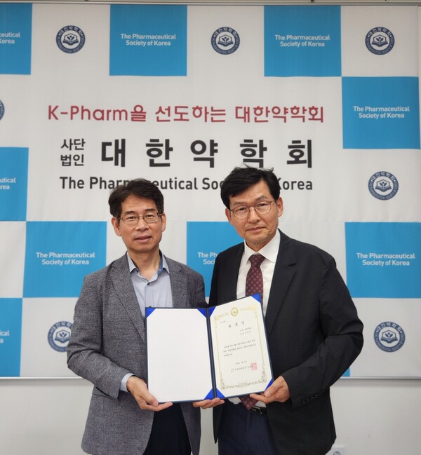 김형식 회장(좌), 손의동 위원장(우)