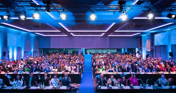 사진. 독일 뒤셀도르프에서 열린 애터미 EU법인 오픈 2주년 기념 행사에서 1000여 명의 유럽 회원들이 모여 성황을 이뤘다.