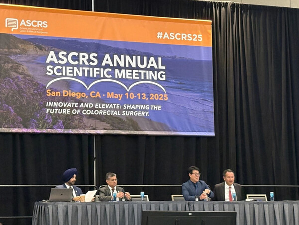 사진. 미국대장항문학회(American Society of Colon and Rectal Surgeons) 초청으로 세계 대장암 분야 전문가를 대상 강연을 진행 이윤석 교수(오른쪽 두 번째)