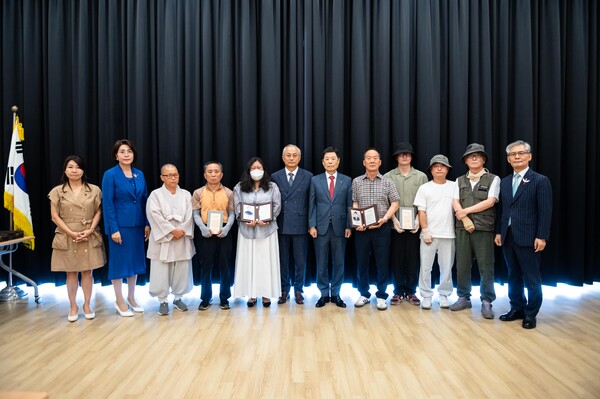 사진. 애터미·사랑의열매 산불 피해 위로지원금 전달식에서 유가족 및 관계자들이 기념촬영을 하고 있다.