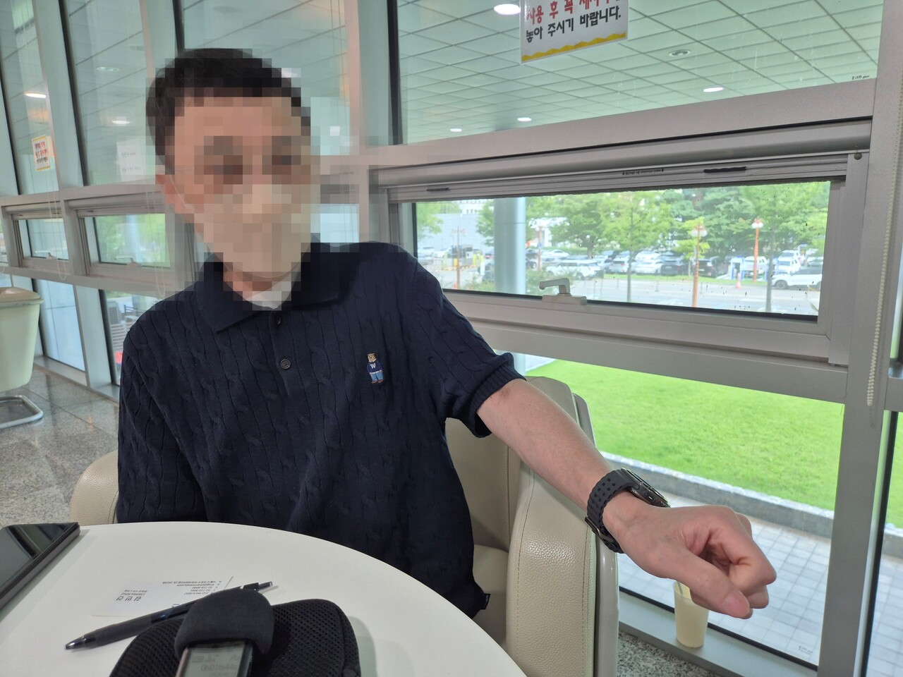 A씨가 팜뉴스와 현장 인터뷰를 하면서 점점 섬유화가 진행돼 굳어가고 있는 자신의 팔을 보여줬다. A씨가 들 수 있는 최대 팔 높이다.