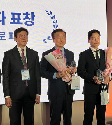 한국제약바이오협회 80주년 공로패를 수상하는 청론보건연구소 정재훈 소장(가운데)